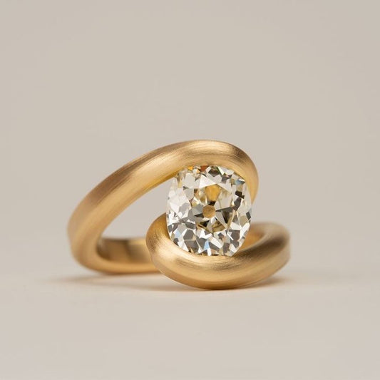 Vintage Spiral Golden Zirconia Ring